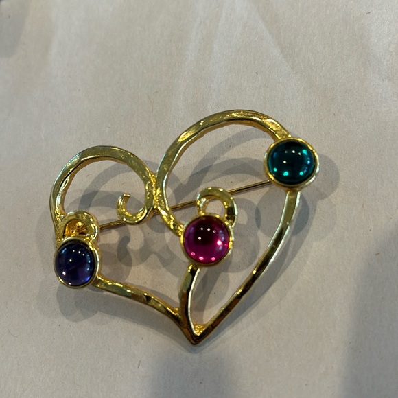 Gold tone heart shaped brooch - Picture 3 of 5
